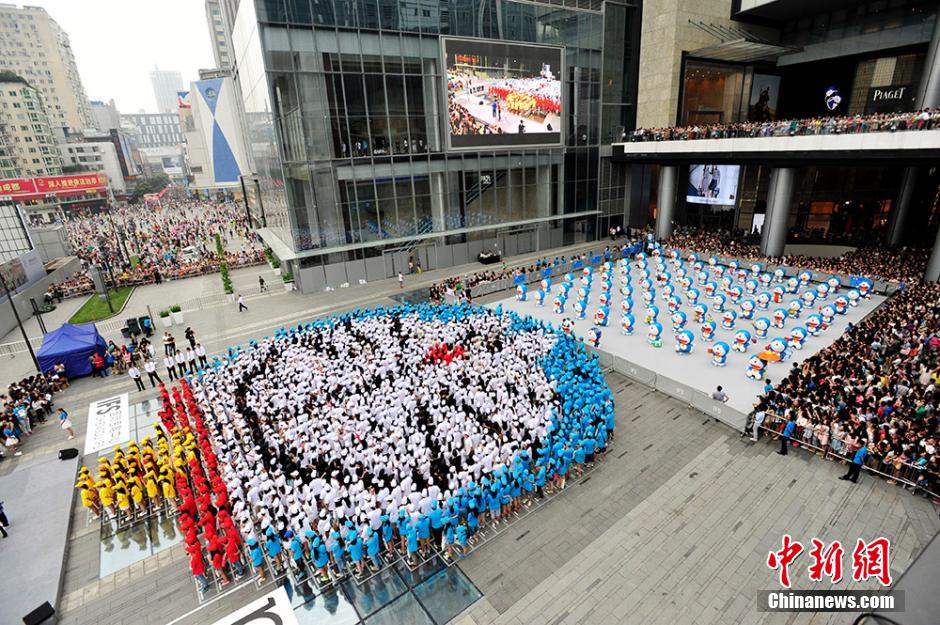 圖為來自全國各地的1293名粉絲共同完成史上最大的哆啦A夢拼圖。