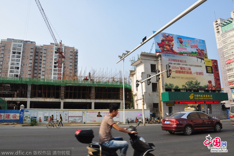 營業(yè)網(wǎng)點周圍也都在開發(fā)建設,唯有這座三層小樓極為扎眼。