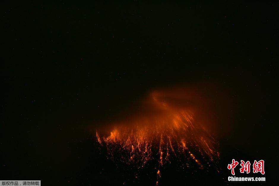 當?shù)貢r間8月24日，厄瓜多爾通古拉瓦火山噴發(fā)，熔巖噴出宛如末世。