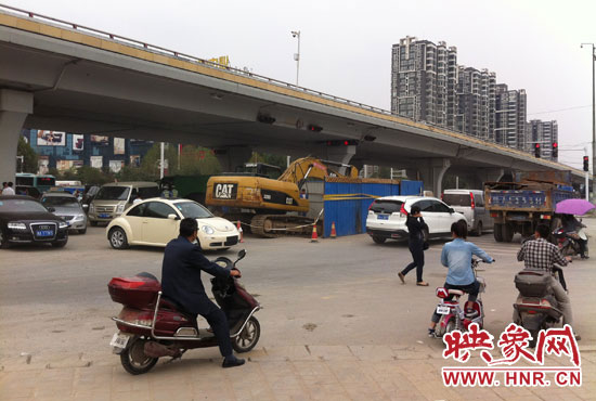 此次塌陷位于鄭州市西三環(huán)與中原路交叉口東側(cè)路西，對(duì)交通影響明顯。