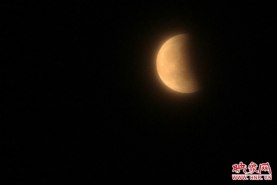20：11夜空依然能見(jiàn)度很低，月亮看起來(lái)總是霧蒙蒙的。