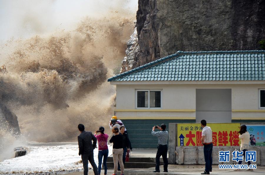 10月12日，浙江省溫嶺市石塘鎮(zhèn)海域出現(xiàn)大浪。