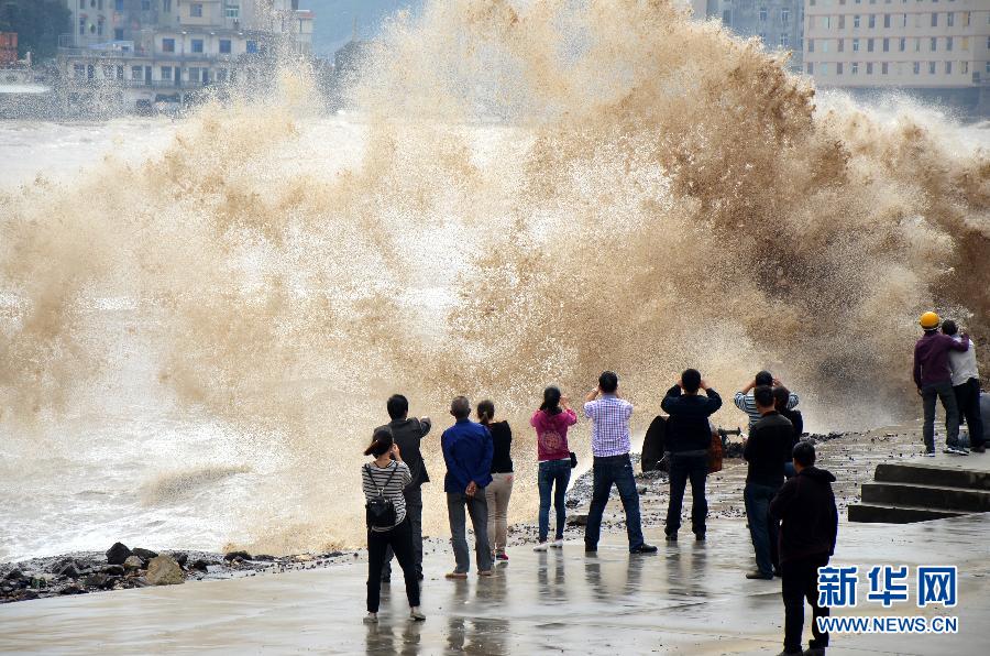 10月12日，人們?cè)谡憬貛X市石塘鎮(zhèn)觀看大浪。