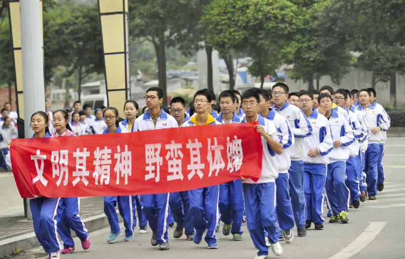 10月14日，成都七中萬達學校實行三年跑六百公里才能畢業(yè)，現(xiàn)場學生開始長跑。