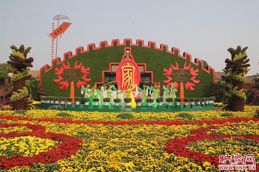 龍亭公園內(nèi)大型菊花景觀。