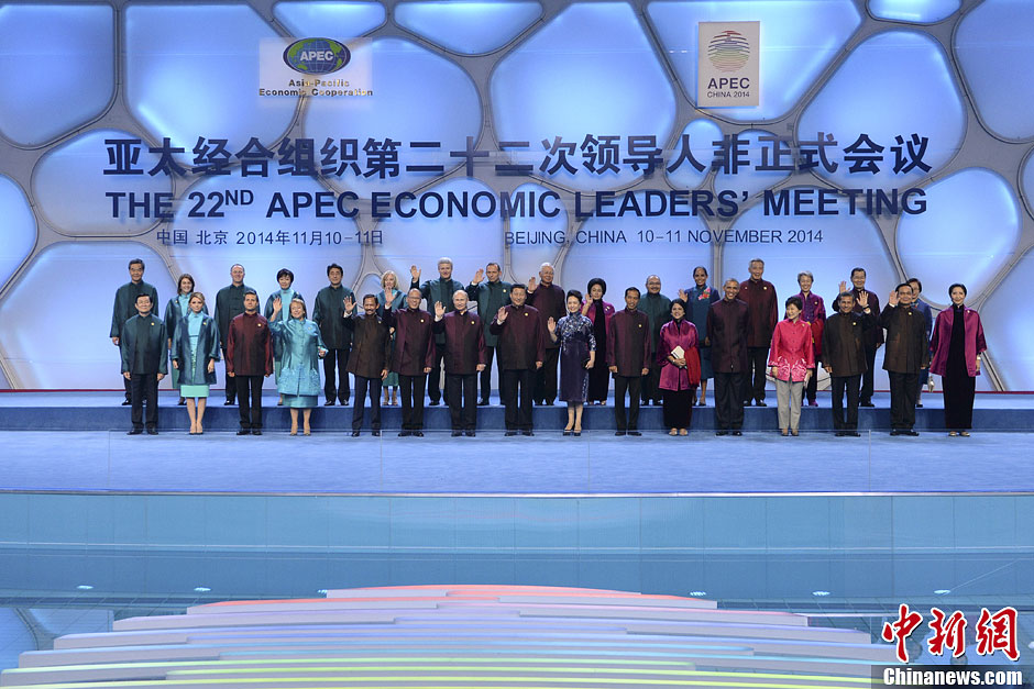 11月10日晚，中國國家主席習近平夫婦在北京水立方同APEC領導人夫婦集體合影。中新社發(fā) 廖攀 攝