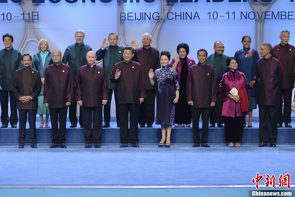 晚宴開始前，習近平和夫人彭麗媛與各經(jīng)濟體領導人夫婦集體合影。中新社發(fā) 廖攀 攝