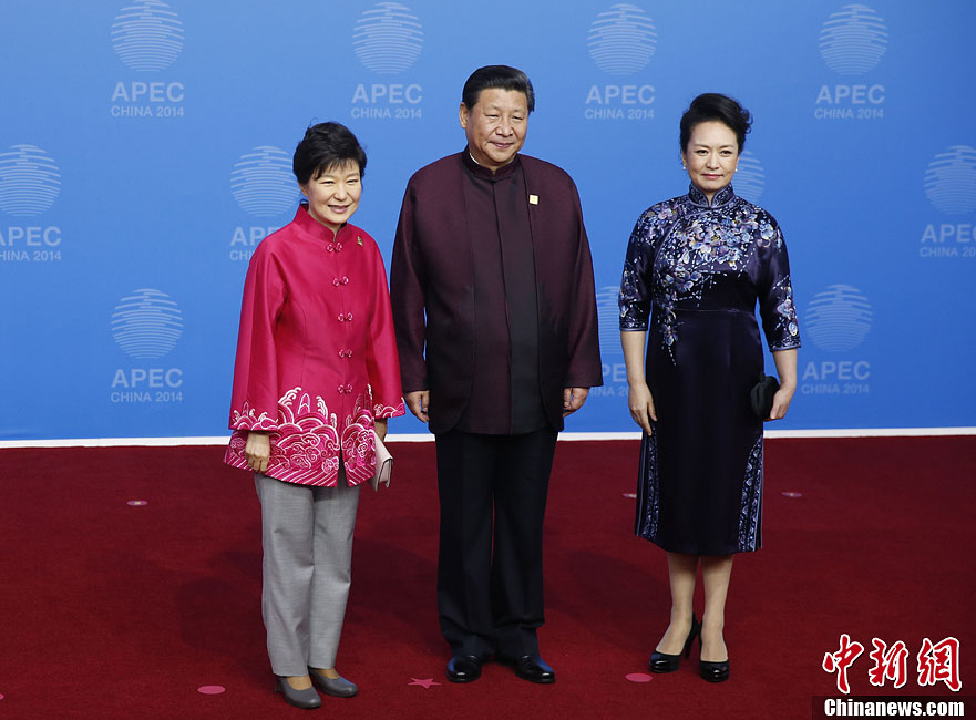 圖為習近平夫婦歡迎韓國總統(tǒng)樸槿惠。中新社發(fā) 杜洋 攝