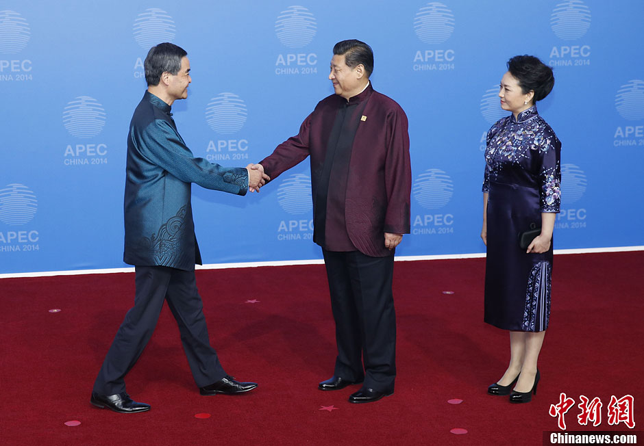 圖為習近平夫婦歡迎中國香港特別行政區(qū)行政長官梁振英。中新社發(fā) 杜洋 攝