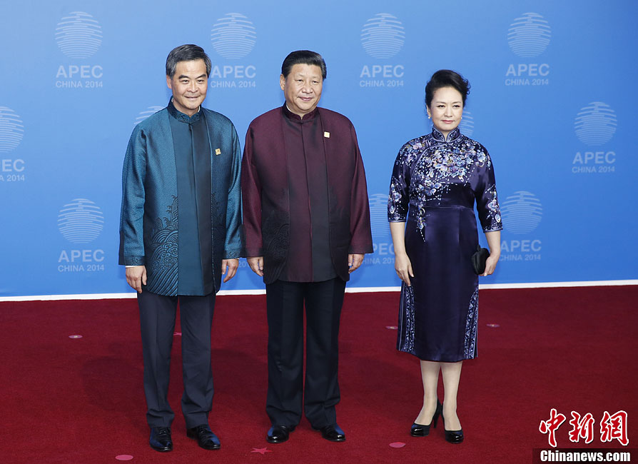 圖為習近平夫婦歡迎中國香港特別行政區(qū)行政長官梁振英。中新社發(fā) 杜洋 攝