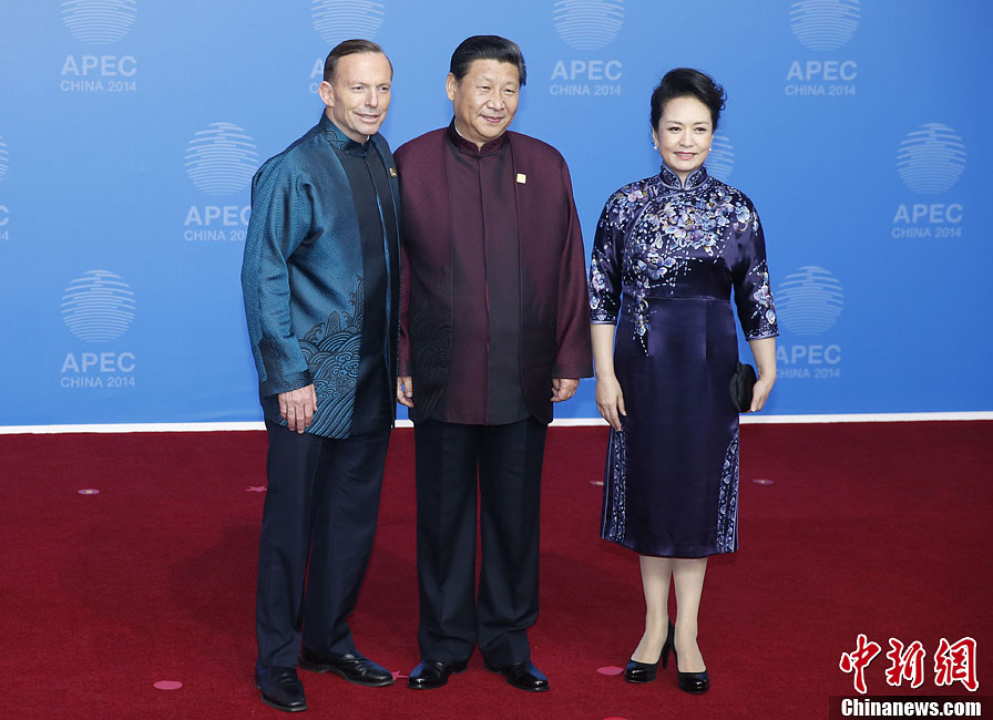 圖為習近平夫婦歡迎澳大利亞總理阿博特。中新社發(fā) 杜洋 攝