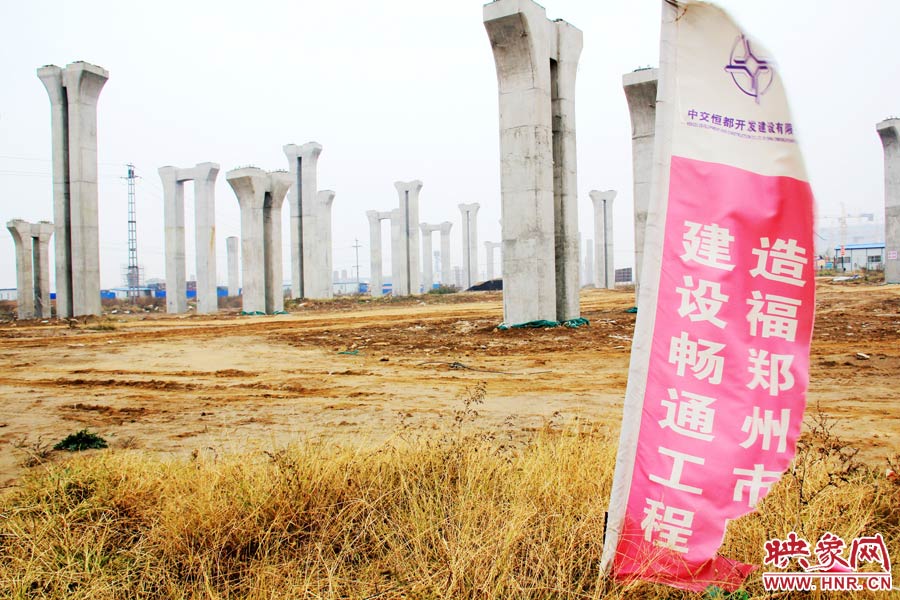 施工現(xiàn)場還插放著“建設暢通鄭州，造福鄭州市民”的條幅。