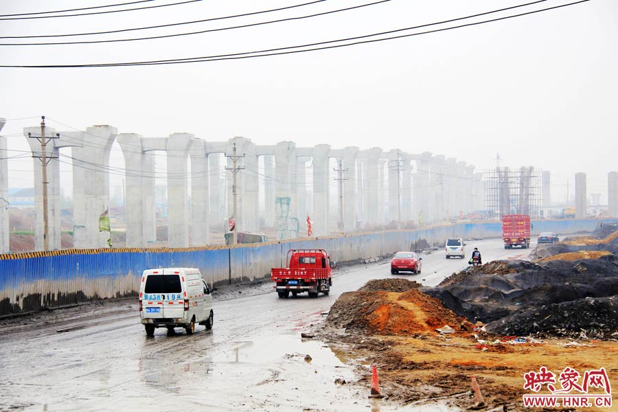 鄭平路柴郭轉(zhuǎn)盤處以及圍擋兩邊預留的道路坑坑洼洼，無人維護，造成事故頻發(fā)，經(jīng)常堵車。