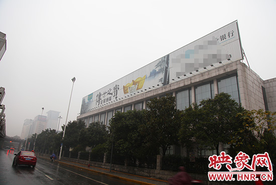 河南省人民會(huì)堂南面戶外廣告。