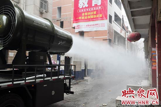 針對(duì)造成霧霾的主兇“建筑工地?fù)P塵”，“霧炮車”降塵除塵效果能到到80%。