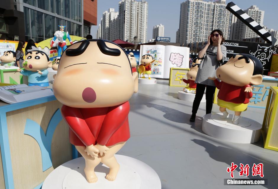 4月22日，游客參觀蠟筆小新特展?！跋灩P小新25周年紀(jì)念特展”日前在北京開展
