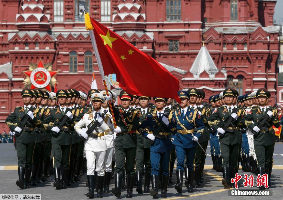 解放軍三軍儀仗隊(duì)參加紅場(chǎng)閱兵。