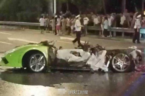 蘭博基尼跑車(chē)撞貨車(chē)燒成廢鐵 司機(jī)當(dāng)場(chǎng)死亡