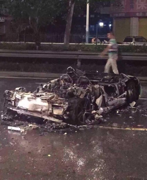 蘭博基尼跑車(chē)撞貨車(chē)燒成廢鐵 司機(jī)當(dāng)場(chǎng)死亡