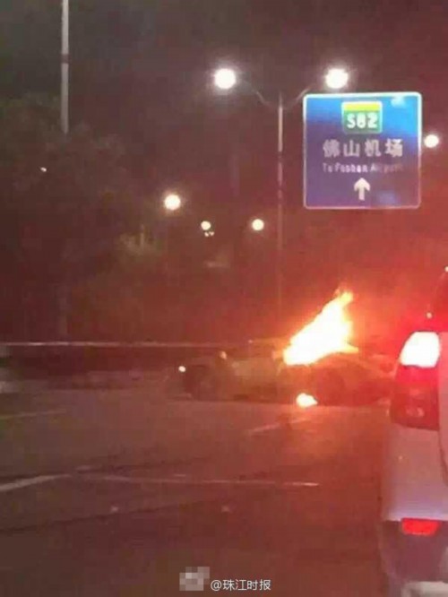 蘭博基尼跑車(chē)撞貨車(chē)燒成廢鐵 司機(jī)當(dāng)場(chǎng)死亡