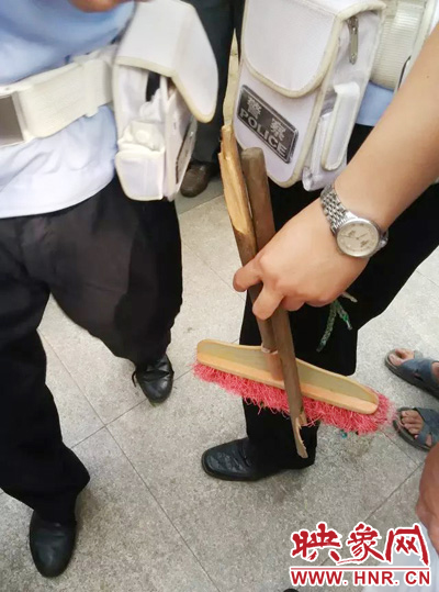 老太從環(huán)衛(wèi)工手中奪過掃帚，用腳踩斷，用力向環(huán)衛(wèi)工人的手上和腿上敲去。