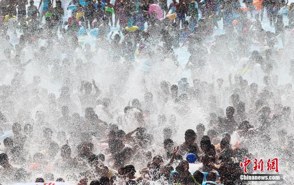8月1日，民眾扎堆在南京湯山歡樂(lè)水魔方水上樂(lè)園戲水，享受“冰火兩重天”的涼爽和激情。連日來(lái)，中國(guó)大部分地區(qū)迎來(lái)高溫天氣。