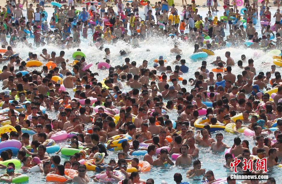 8月1日，民眾扎堆在南京湯山歡樂(lè)水魔方水上樂(lè)園戲水，享受“冰火兩重天”的涼爽和激情。連日來(lái)，中國(guó)大部分地區(qū)迎來(lái)高溫天氣。