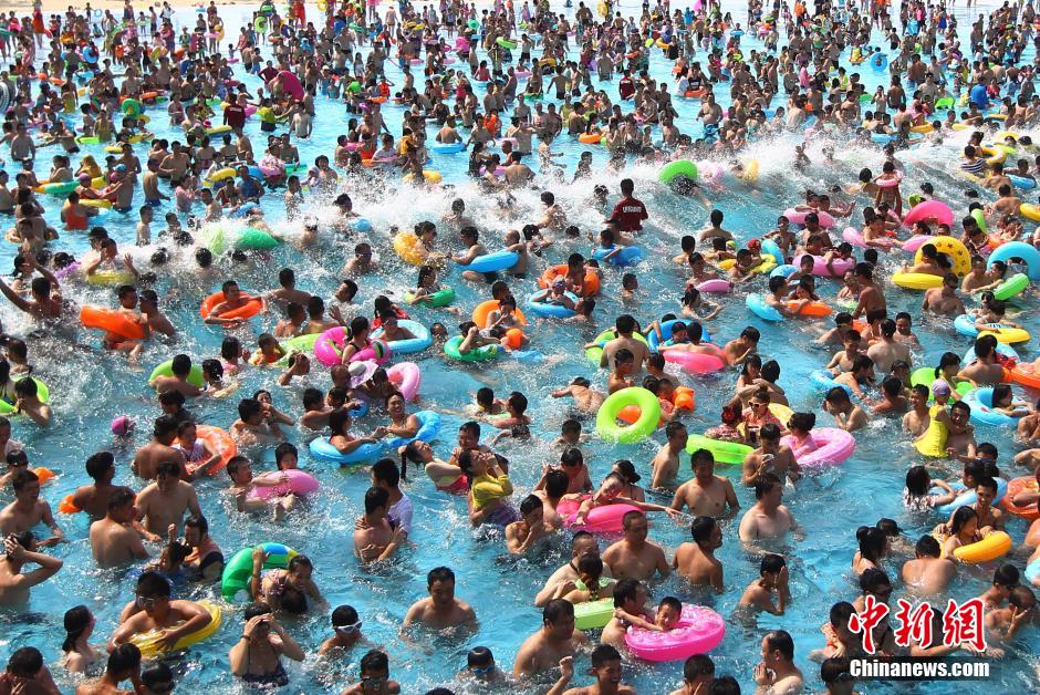 8月1日，民眾扎堆在南京湯山歡樂(lè)水魔方水上樂(lè)園戲水，享受“冰火兩重天”的涼爽和激情。連日來(lái)，中國(guó)大部分地區(qū)迎來(lái)高溫天氣。