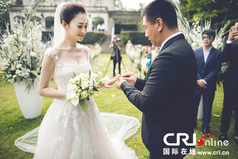 李小冉比利時(shí)辦婚禮 朱丹、鐘欣潼、應(yīng)采兒做伴娘