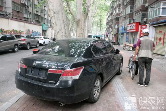 男子的車牌因是外地牌照，被小偷盜走。