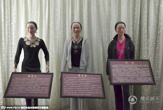 ，“華鎣山中外名人蠟像館”中的蠟像，被網(wǎng)友稱作“華鎣山農(nóng)貿(mào)服裝發(fā)布會(huì)”。