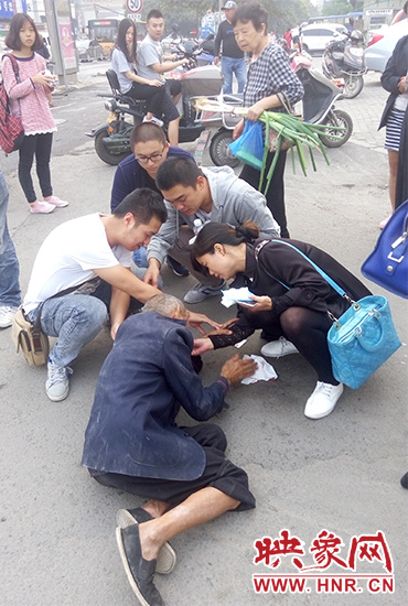 一些愛心市民在撥打了110和120后，上前給老人擦臉上的血跡。