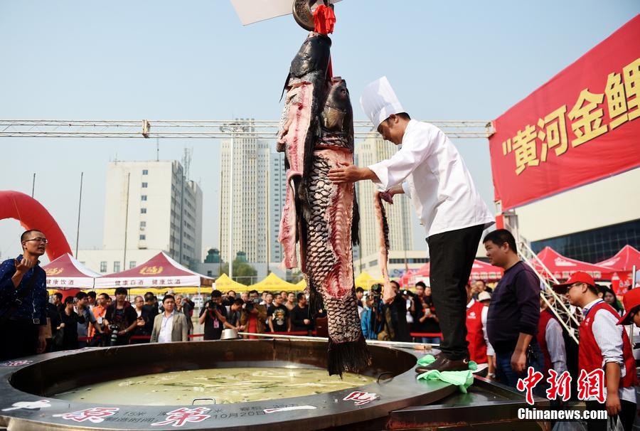 河南鄭州，一個直徑3.15米，深0.7米，可容納3噸高湯的“中原第一鍋”現(xiàn)場烹煮火鍋盛宴。