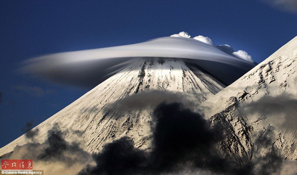 火山上籠罩著類似于外星飛碟形狀的云彩，場(chǎng)景猶如科幻大片。