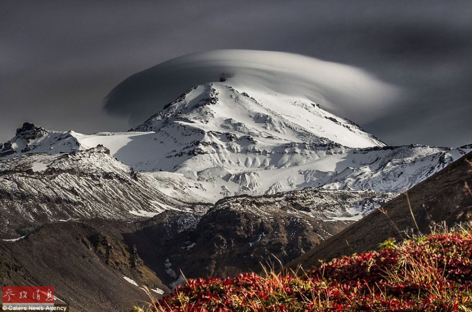 火山上籠罩著類似于外星飛碟形狀的云彩，場(chǎng)景猶如科幻大片。