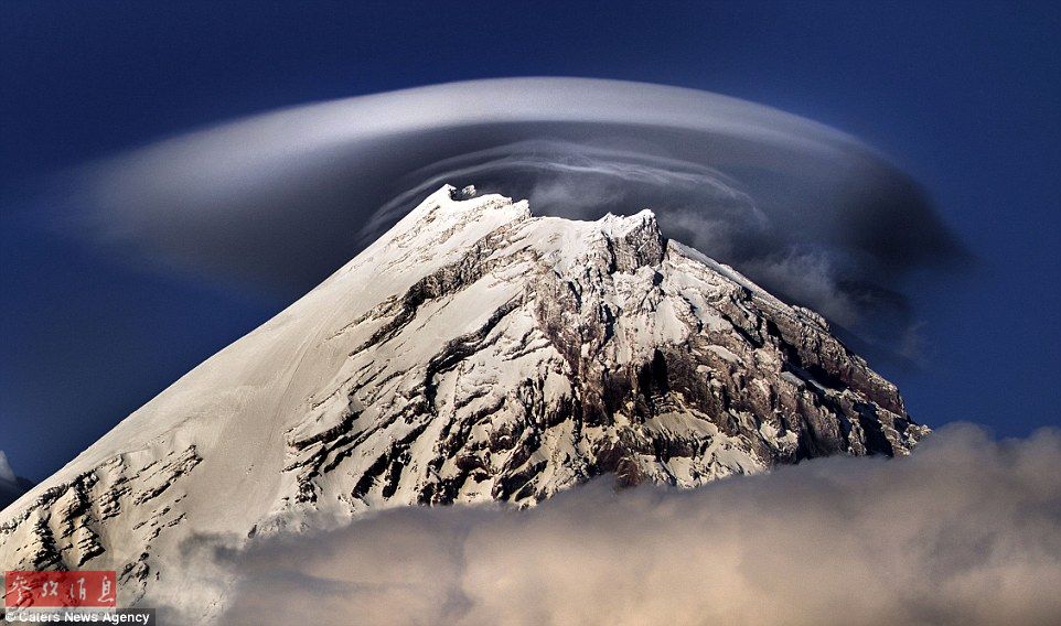 火山上籠罩著類似于外星飛碟形狀的云彩，場(chǎng)景猶如科幻大片。
