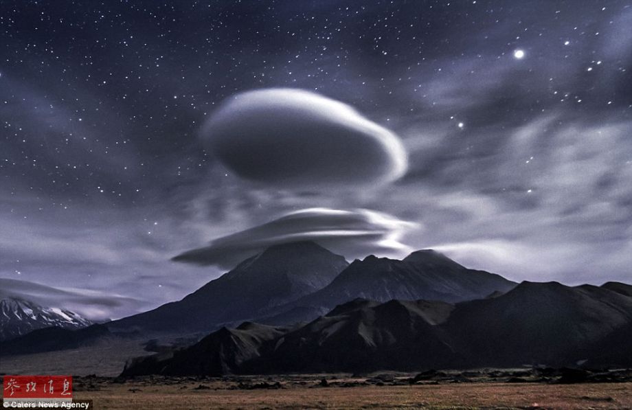 火山上籠罩著類似于外星飛碟形狀的云彩，場(chǎng)景猶如科幻大片。