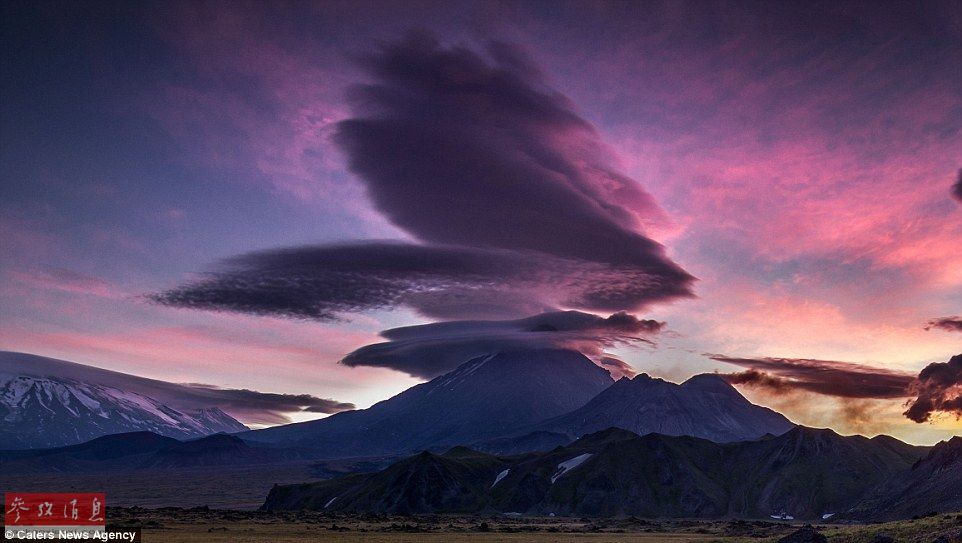 火山上籠罩著類似于外星飛碟形狀的云彩，場(chǎng)景猶如科幻大片。