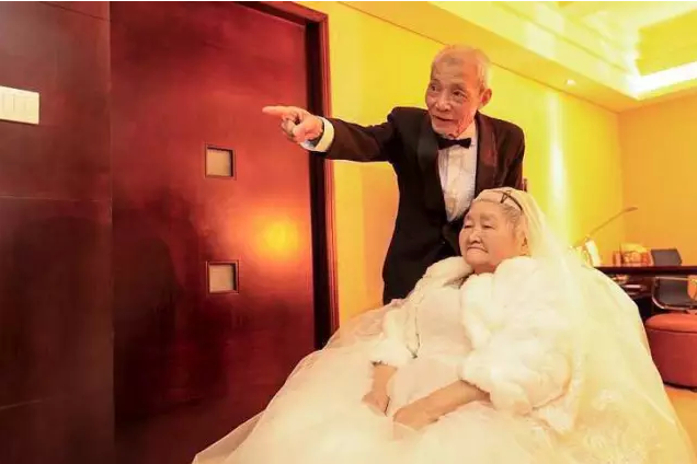 情人節(jié)最溫暖告白！84歲老人包下整樓示愛(ài)老伴