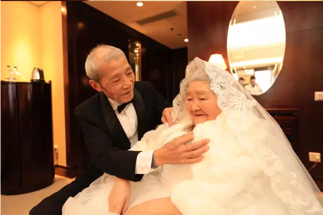 情人節(jié)最溫暖告白！84歲老人包下整樓示愛(ài)老伴