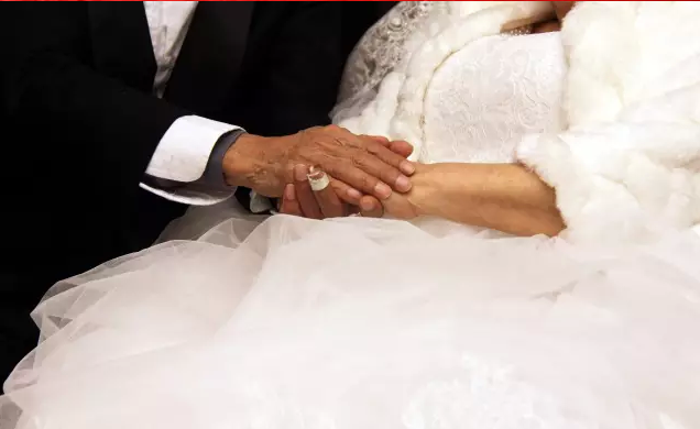 情人節(jié)最溫暖告白！84歲老人包下整樓示愛(ài)老伴