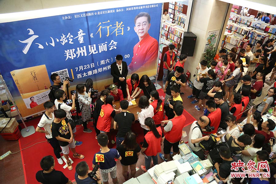 不到三個(gè)小時(shí)的簽售時(shí)間，六小齡童累計(jì)簽售自傳2900余冊(cè)，創(chuàng)造了鄭州購(gòu)書中心的歷史記錄.jpg