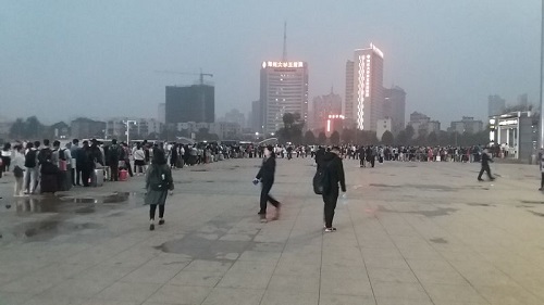鄭州火車(chē)站乘客排百米長(zhǎng)隊(duì)坐地鐵 場(chǎng)面壯觀(guān)