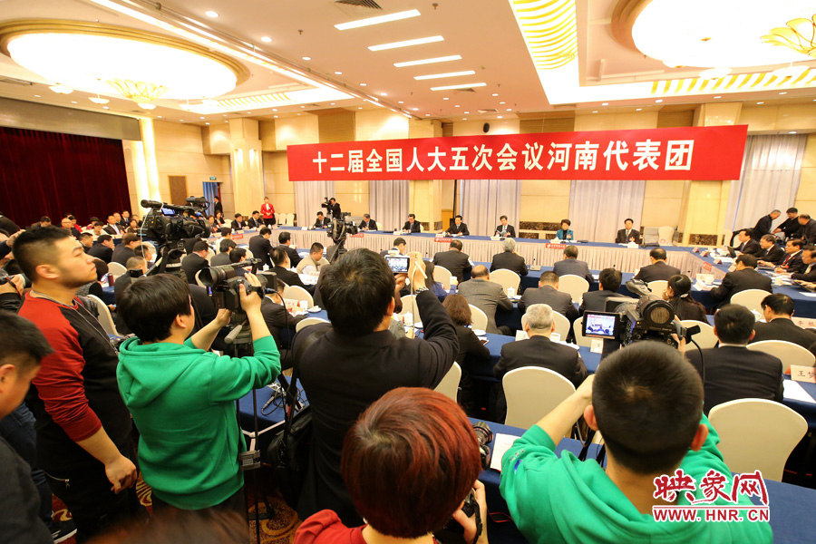 記者擠滿了媒體區(qū)，前來聽取河南“聲音”