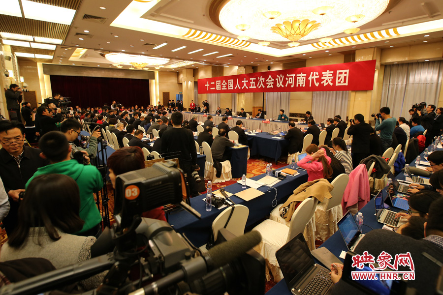 河南代表團代表的每一次發(fā)言都成為現(xiàn)場境內(nèi)外媒體關注、熱議的話題