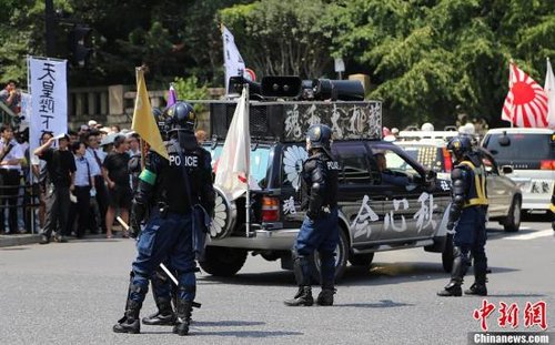 現(xiàn)場10多名日本警察身穿防暴制服，嚴防右翼份子鬧事。