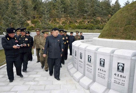 原文配圖：金正恩前往烈士墓拜祭。