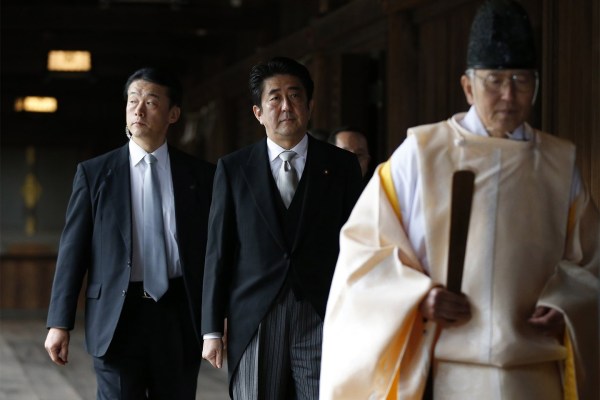 當(dāng)?shù)貢r(shí)間2013年12月26日，日本東京，日本首相安倍晉三抵達(dá)靖國(guó)神社。