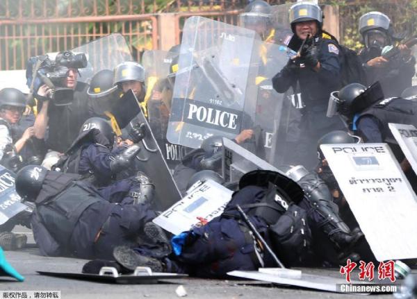 當(dāng)?shù)貢r(shí)間2月18日，泰國(guó)曼谷警方與示威者發(fā)生沖突。