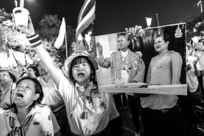 5日，泰國巴蜀府海濱度假勝地華欣，數萬民眾身穿國王的代表色“黃色”T恤，自發(fā)上街，口喊“國王萬歲”的口號。